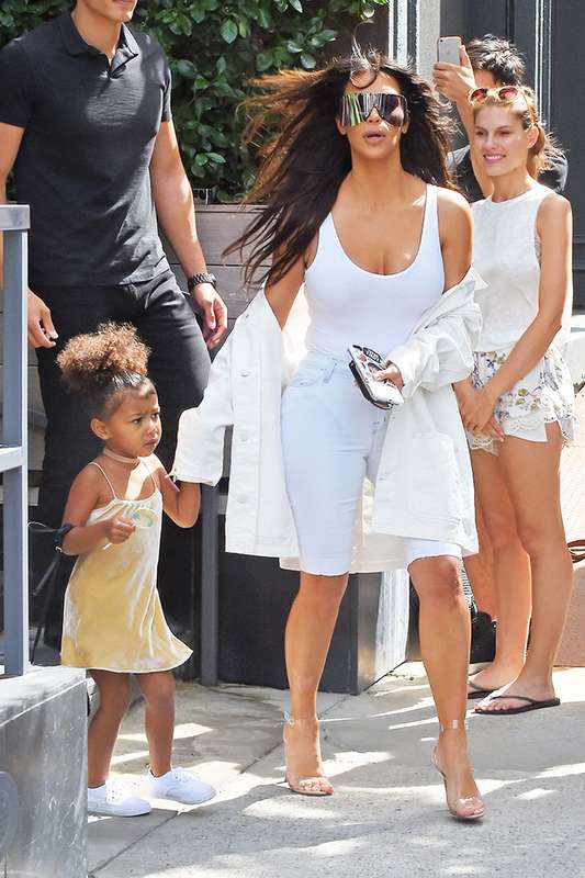 Kim Kardashian Escolhe Look Todo Branco Para Passeio Por Nova York