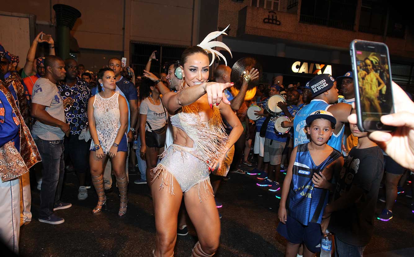 Sabrina Sato cai no samba em ensaio técnico de escola de samba do Rio