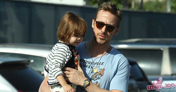 Em Momento Raro Ryan Gosling é Visto Passeando Com Sua Filha Esmeralda Estrelando