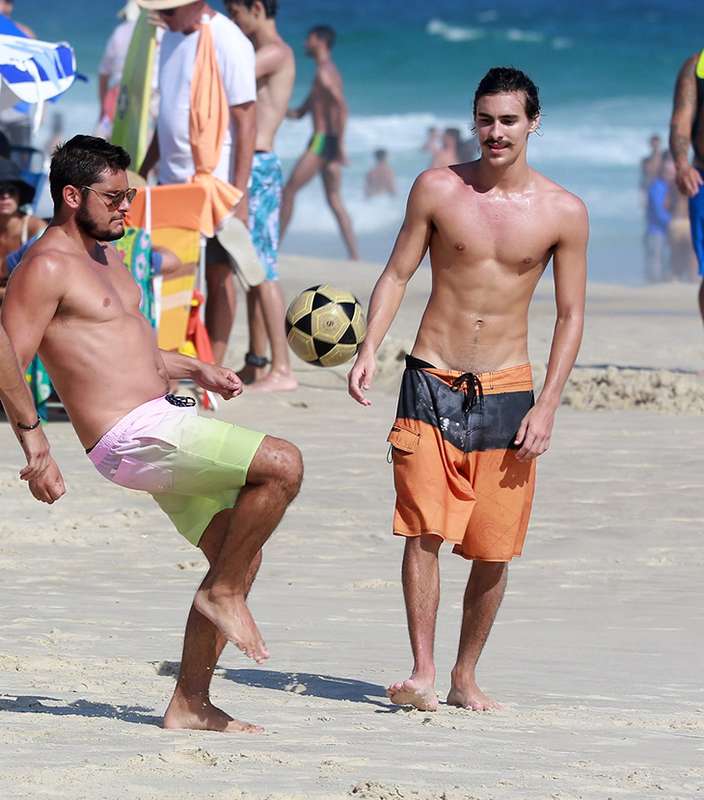 Namorado De Sasha Bruno Montaleone Rouba A Cena Em Dia De Praia