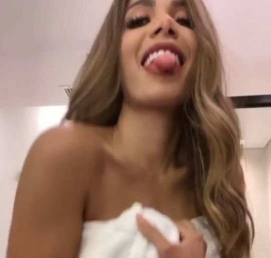 Anitta danando vestido transparente biquni dental