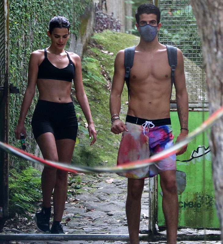 Flagra Bruna Marquezine E Enzo Celulari Fazem Trilha Da Pedra Da G Vea