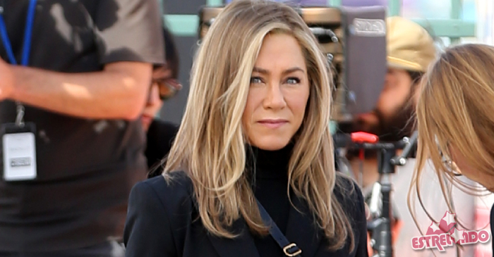 De Volta Ao Natural Jennifer Aniston Bota Os Cachos Para Jogo Nas