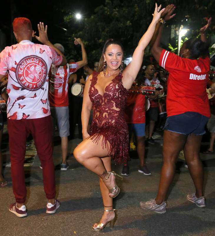 Viviane Ara Jo Samba Muito D Empinadinha No Bumbum E Beija O Marido