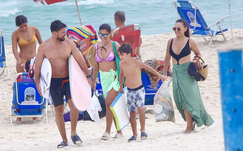 Juliana Paes Ostenta Fio Dental Ao Curtir Dia De Sol A Fam Lia