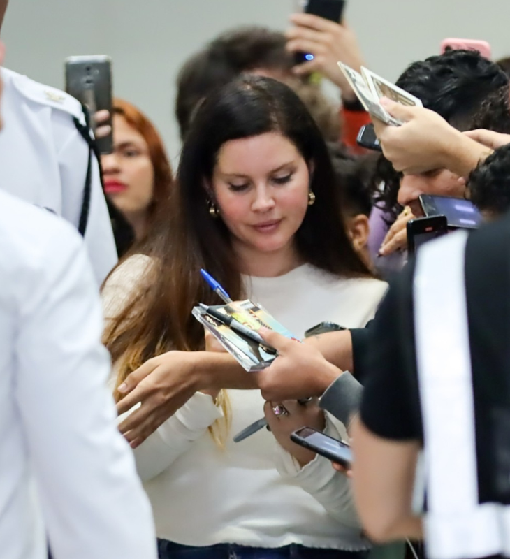 Lana Del Rey desembarca no Rio de Janeiro e atende fãs veja fotos