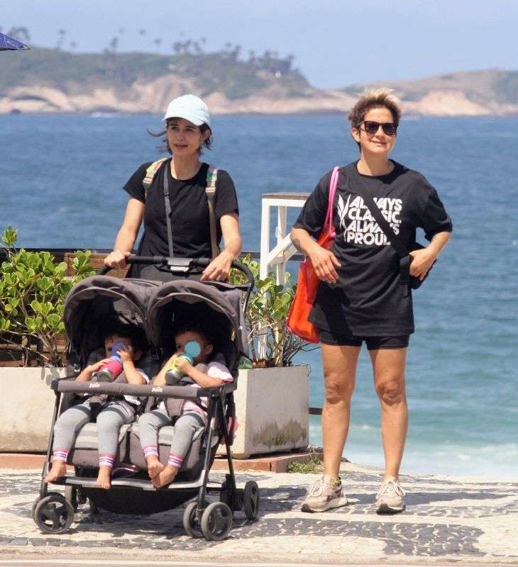 Nanda Costa E Lan Lahn Passeiam G Meas Em Praia Do Rio De Janeiro