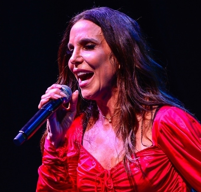 Ivete Sangalo Para Show E Chama Aten O De Foli Que Criticou Sua