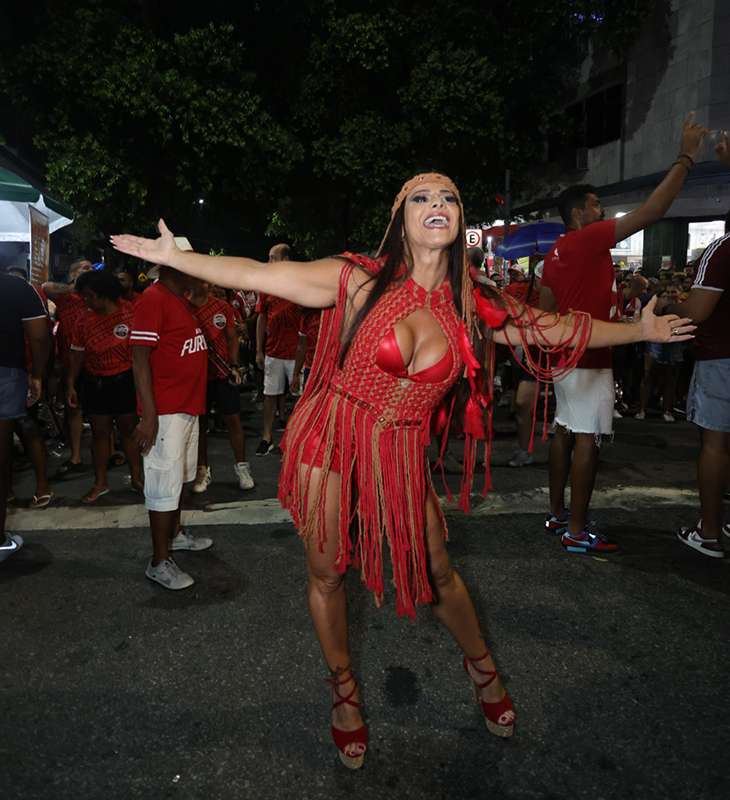 Viviane Araújo se acaba no samba tira o sapato e encerra ensaio do