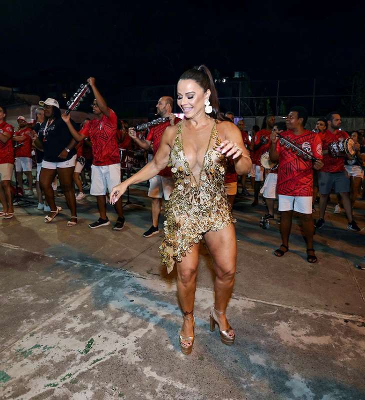 Viviane Ara Jo Toca Tamborim E Mostra Samba No P Em Ensaio Do