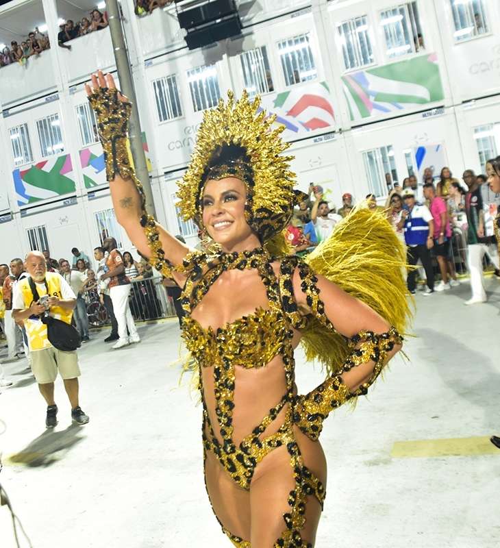 Musa da Grande Rio Mariana Goldfarb chama atenção durante desfile