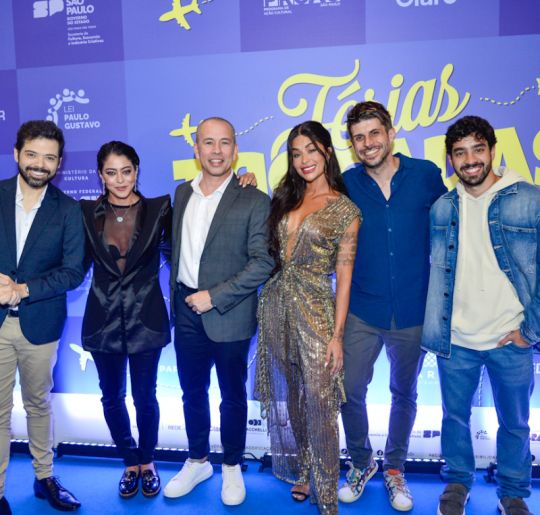 Elenco do filme <i>Férias Trocadas</i> recebe famosos em pré-estreia em São Paulo