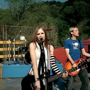 Usando clássica regata e gravata de <I>Complicated</I>, Avril Lavigne anuncia álbum com regravação dos maiores <I>hits</I>