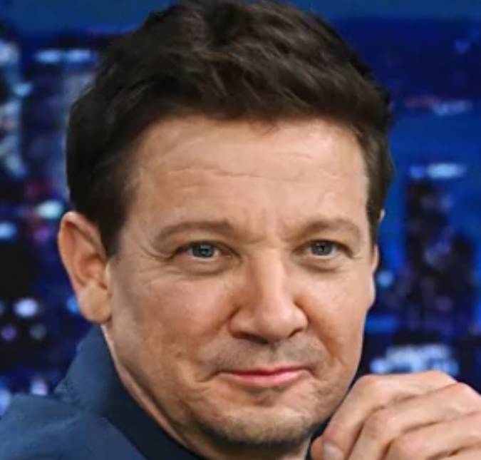 Jeremy Renner Posa Sem Camisa E Fala De Cicatrizes Ap S Mais De Um Ano