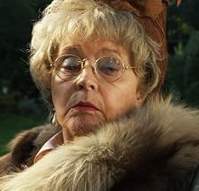 Morre Prunella Scales, atriz do seriado <i>Fawlty Towers</i>. Confira quem são os famosos que nos deixaram em 2025